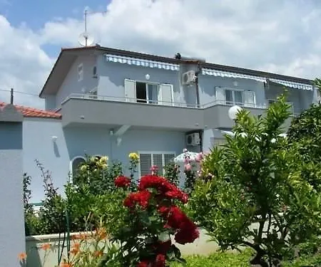 Jure Apartment *